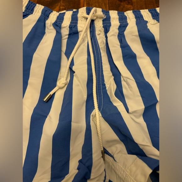 Solid and striped trunk - Picture 3 of 7